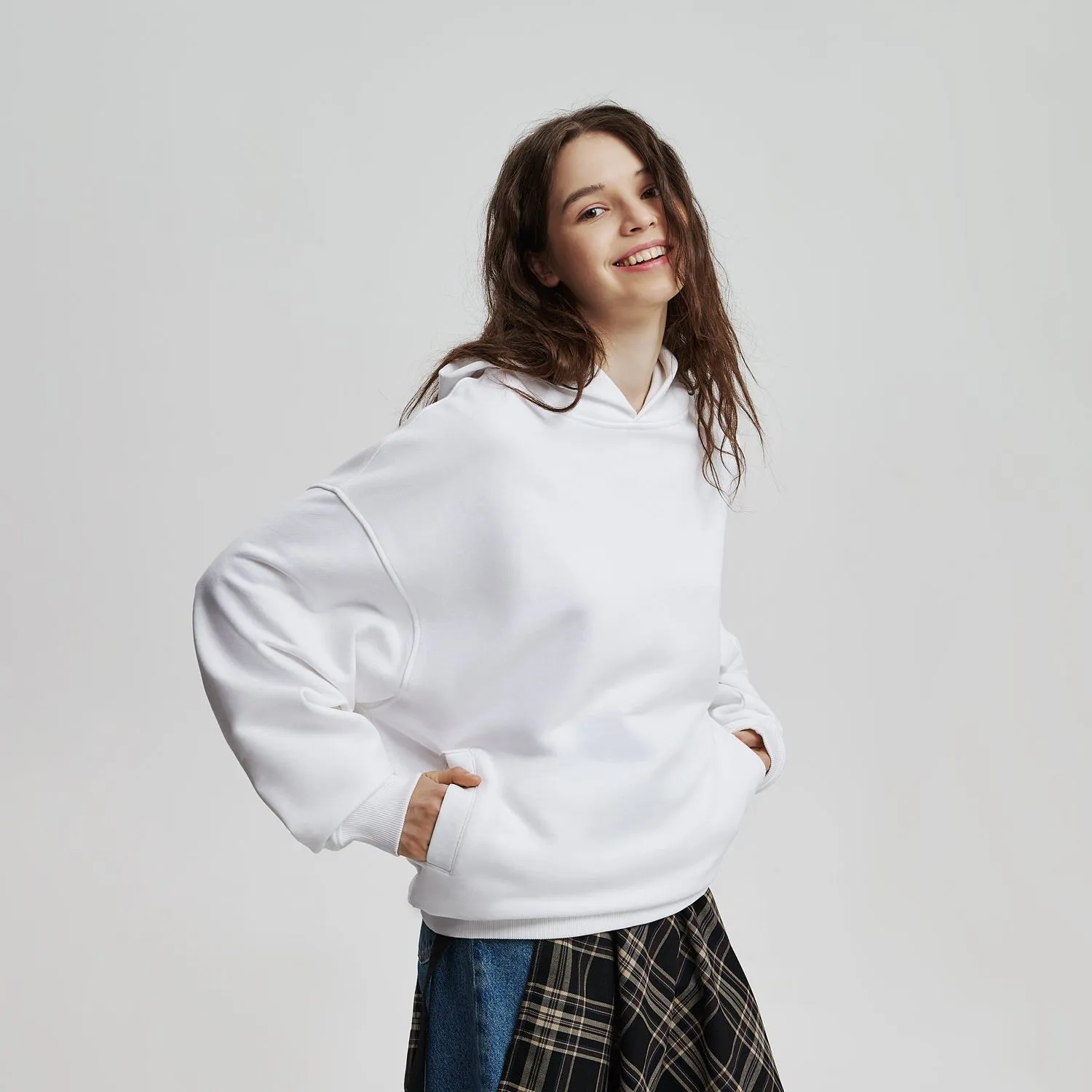 Худи оверсайз унисекс FUSION, белый с логотипом компании. Цена 3 870 ₽. Артикул prtb23091.100