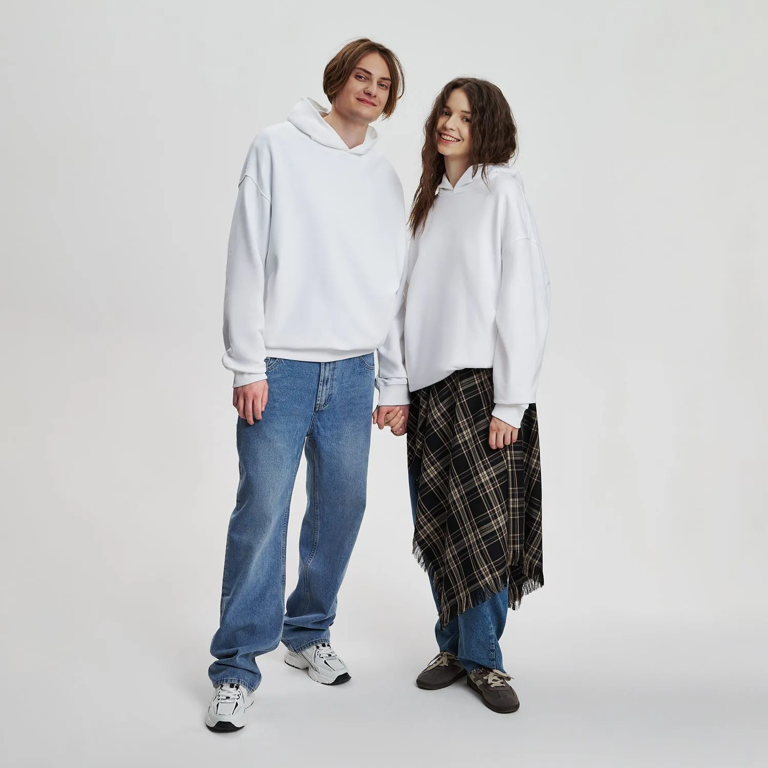 Худи оверсайз унисекс FUSION, белый с логотипом компании. Цена 3 870 ₽. Артикул prtb23091.100