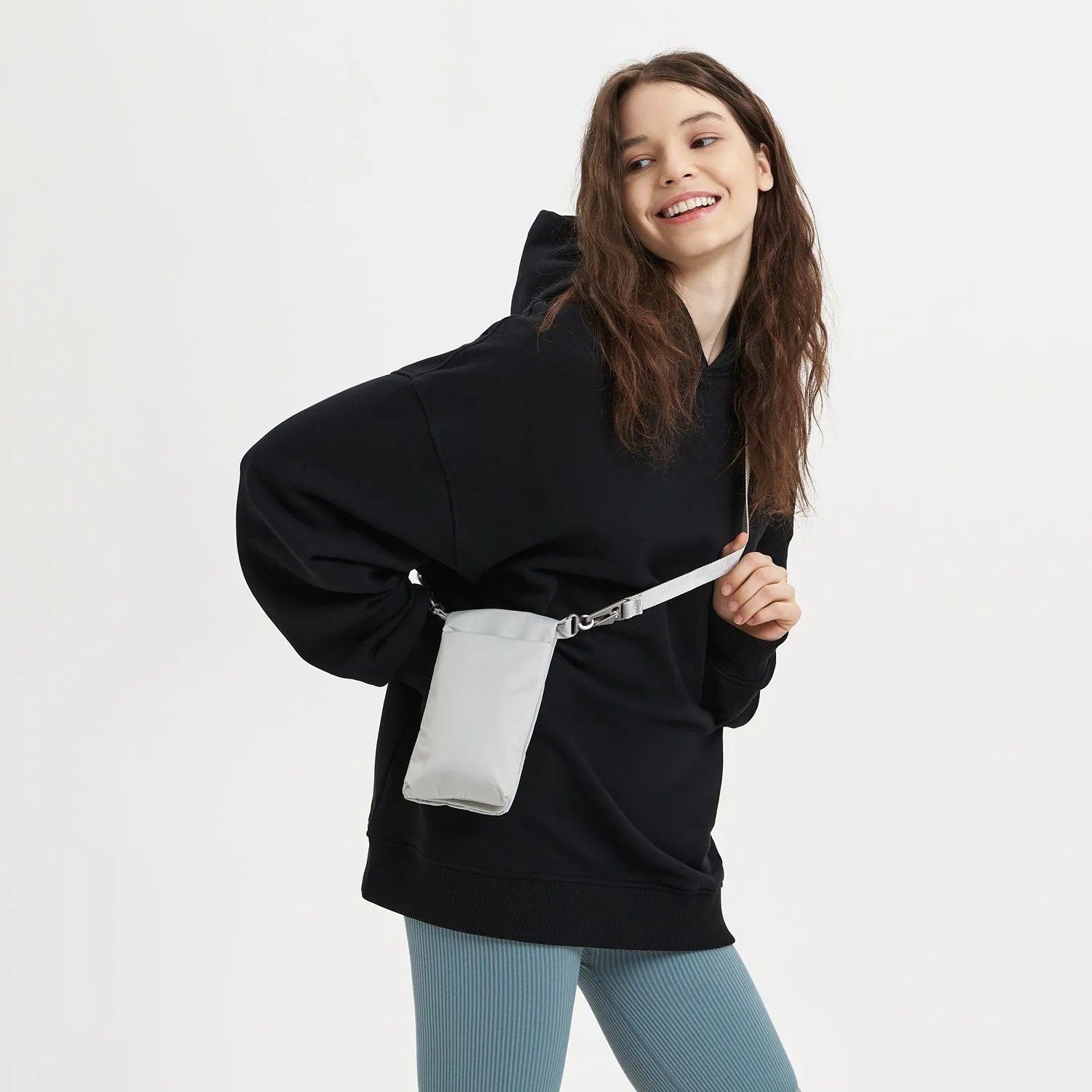 Худи оверсайз унисекс FUSION, черный с логотипом компании. Цена 3 870 ₽. Артикул prtb23091.010