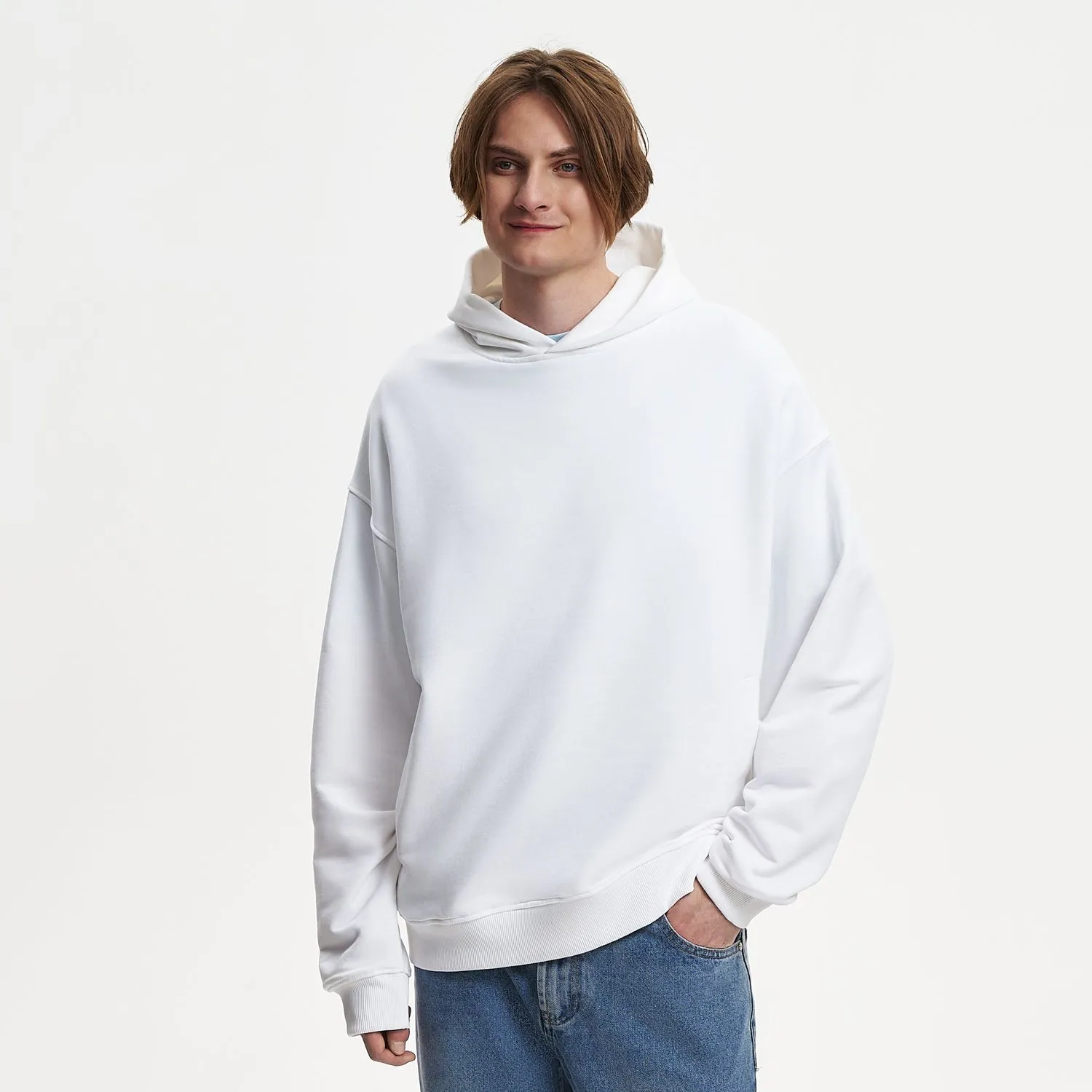 Худи оверсайз унисекс FUSION, белый с логотипом компании. Цена 3 870 ₽. Артикул prtb23091.100