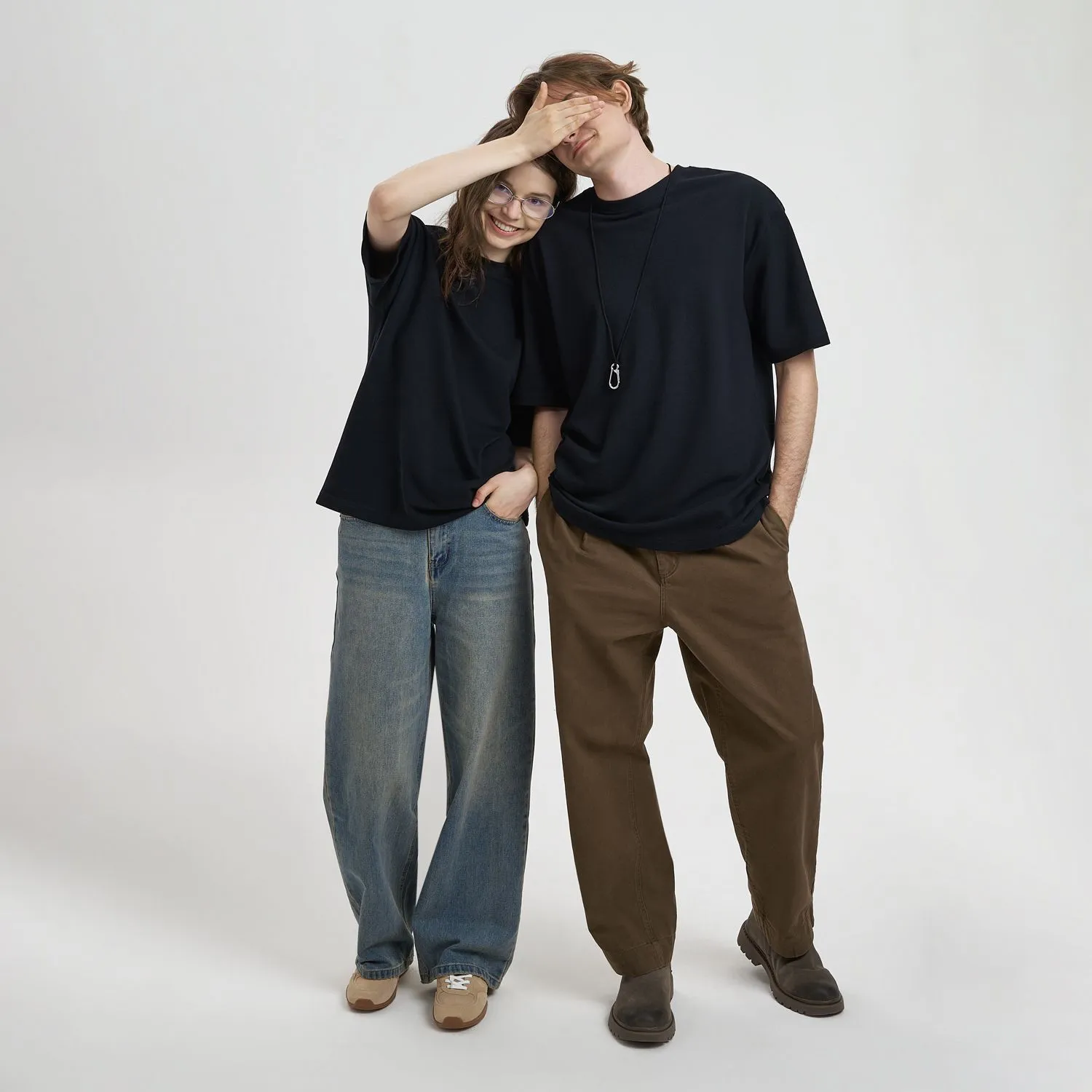 Футболка унисекс премиум AURA, черный с логотипом компании. Цена 1 154 ₽. Артикул prtb23056.010