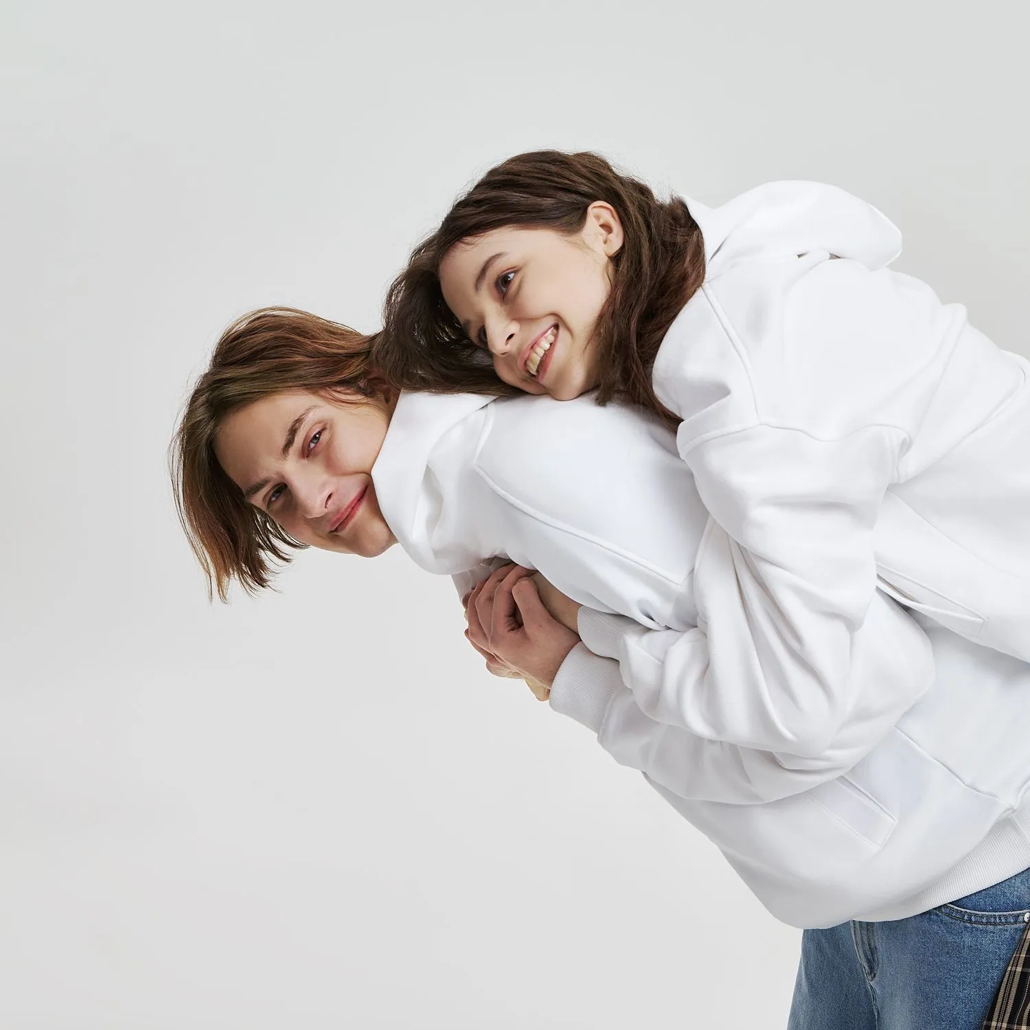 Худи оверсайз унисекс FUSION, белый с логотипом компании. Цена 3 870 ₽. Артикул prtb23091.100