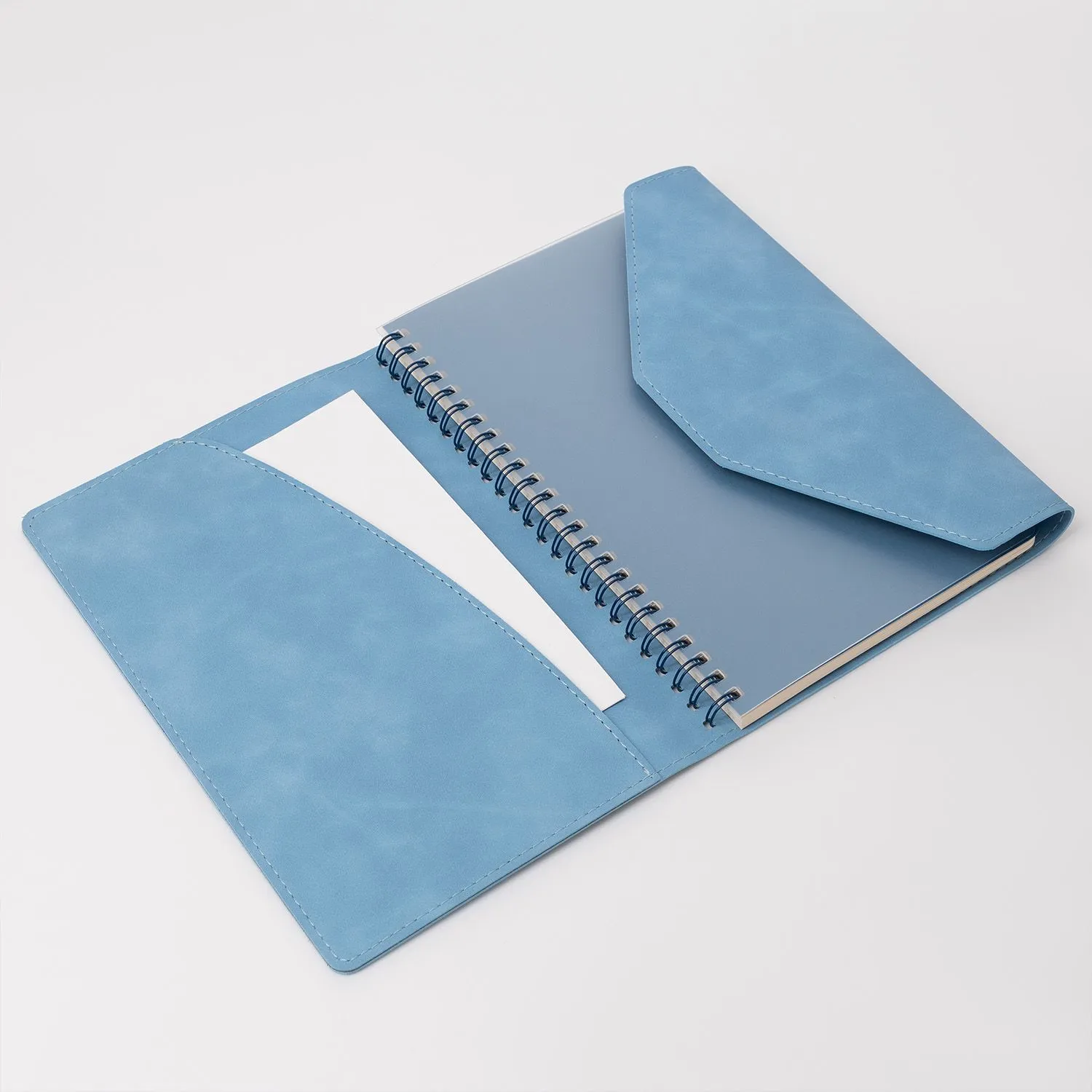 Ежедневник Magnet Centre недатированный, голубой с логотипом компании. Цена 3 422 ₽. Артикул prtb25_000013.240.1