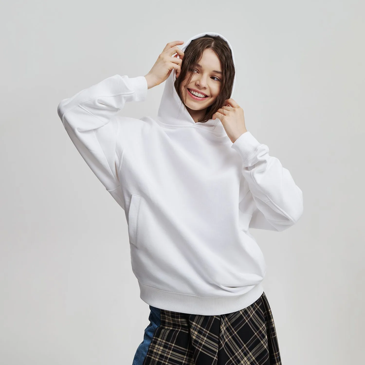 Худи оверсайз унисекс FUSION, белый с логотипом компании. Цена 3 870 ₽. Артикул prtb23091.100