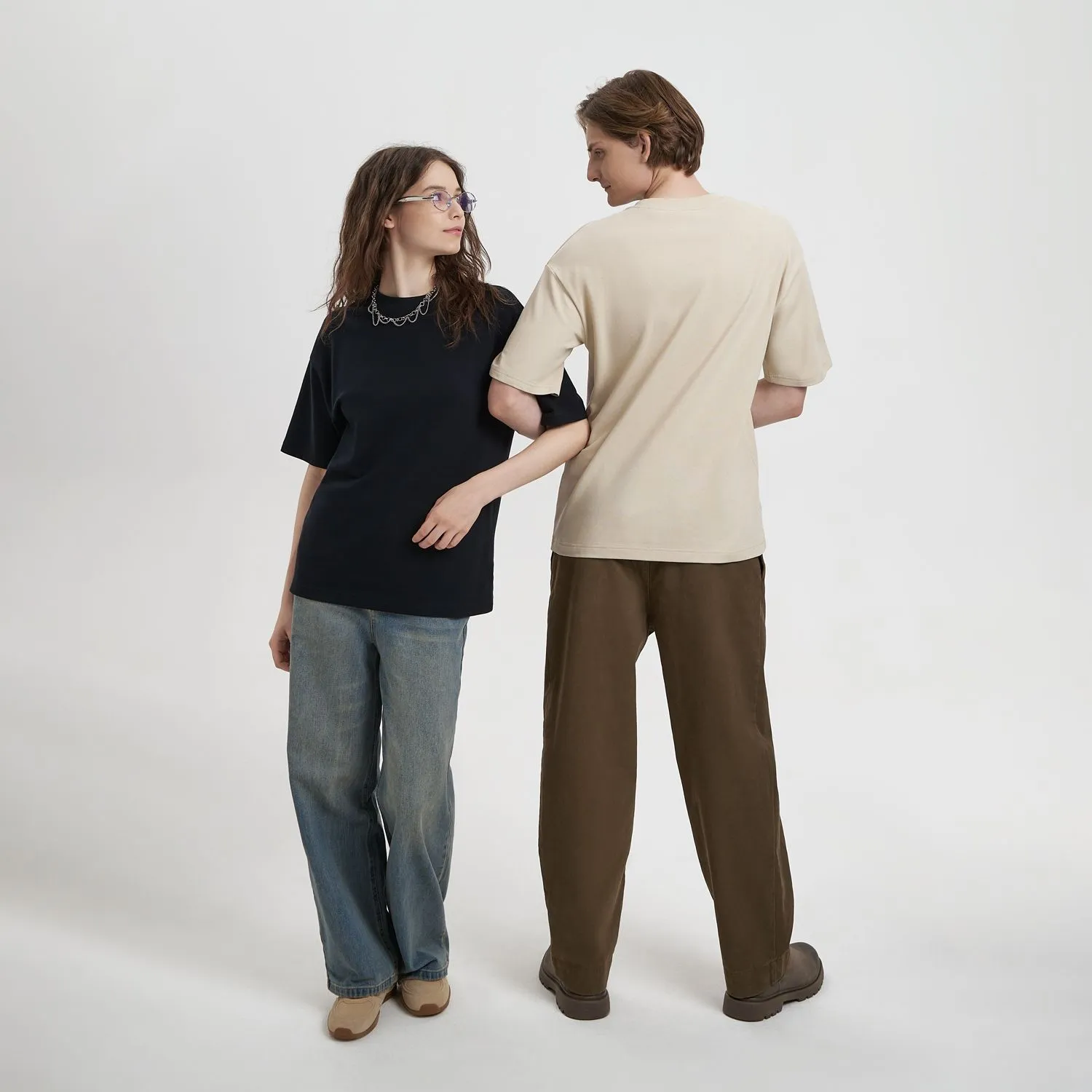 Футболка унисекс премиум AURA, бежевый с логотипом компании. Цена 1 154 ₽. Артикул prtb23056.525