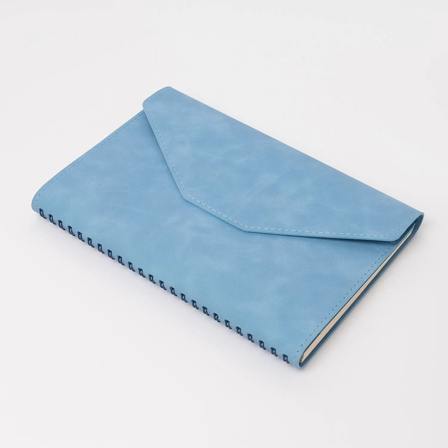 Ежедневник Magnet Centre недатированный, голубой с логотипом компании. Цена 3 422 ₽. Артикул prtb25_000013.240.1