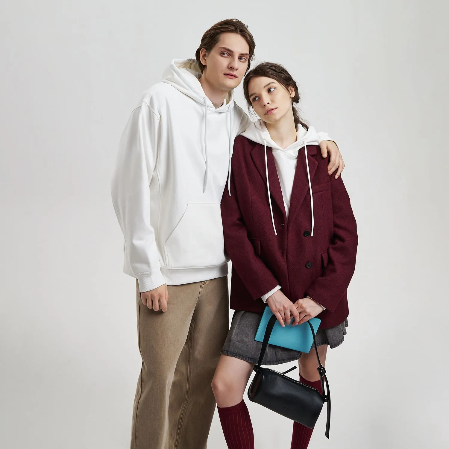 Худи релакс унисекс ADVENTURE, белый с логотипом компании. Цена 4 355 ₽. Артикул prtb23090.100