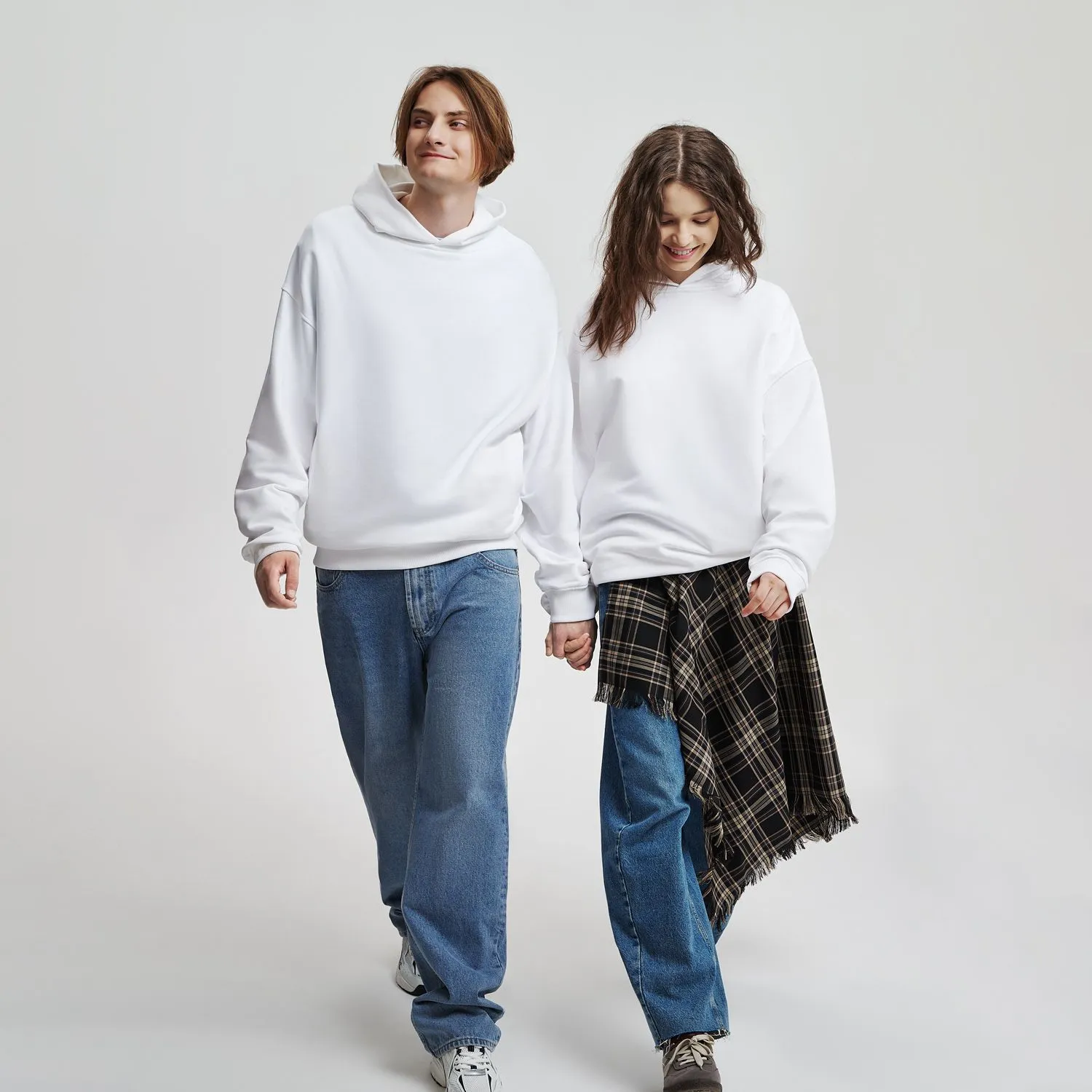 Худи оверсайз унисекс FUSION, белый с логотипом компании. Цена 3 870 ₽. Артикул prtb23091.100