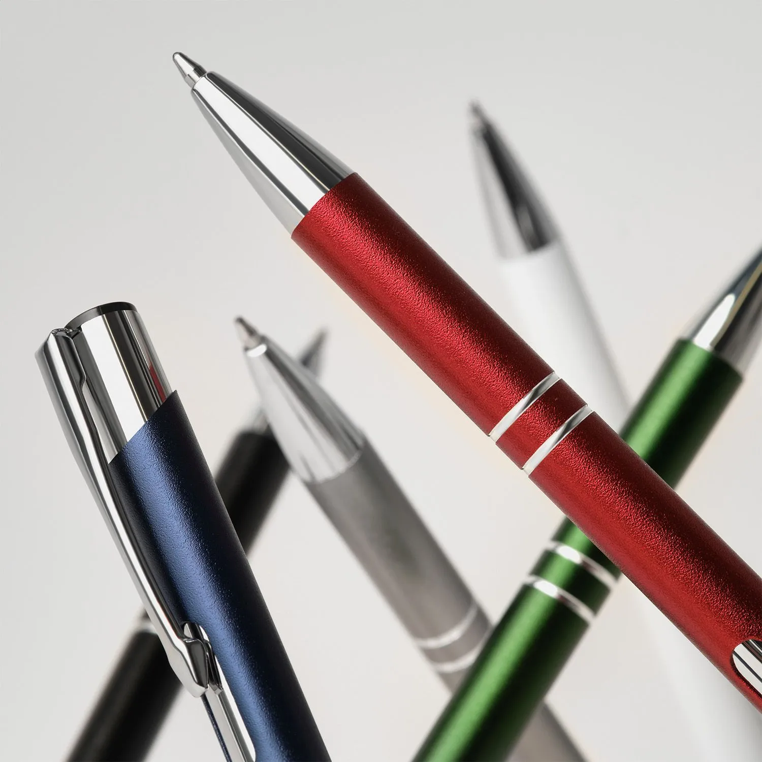 Шариковая ручка Alpha Neo, серая с логотипом компании. Цена 126 ₽. Артикул prtb213207.080.1