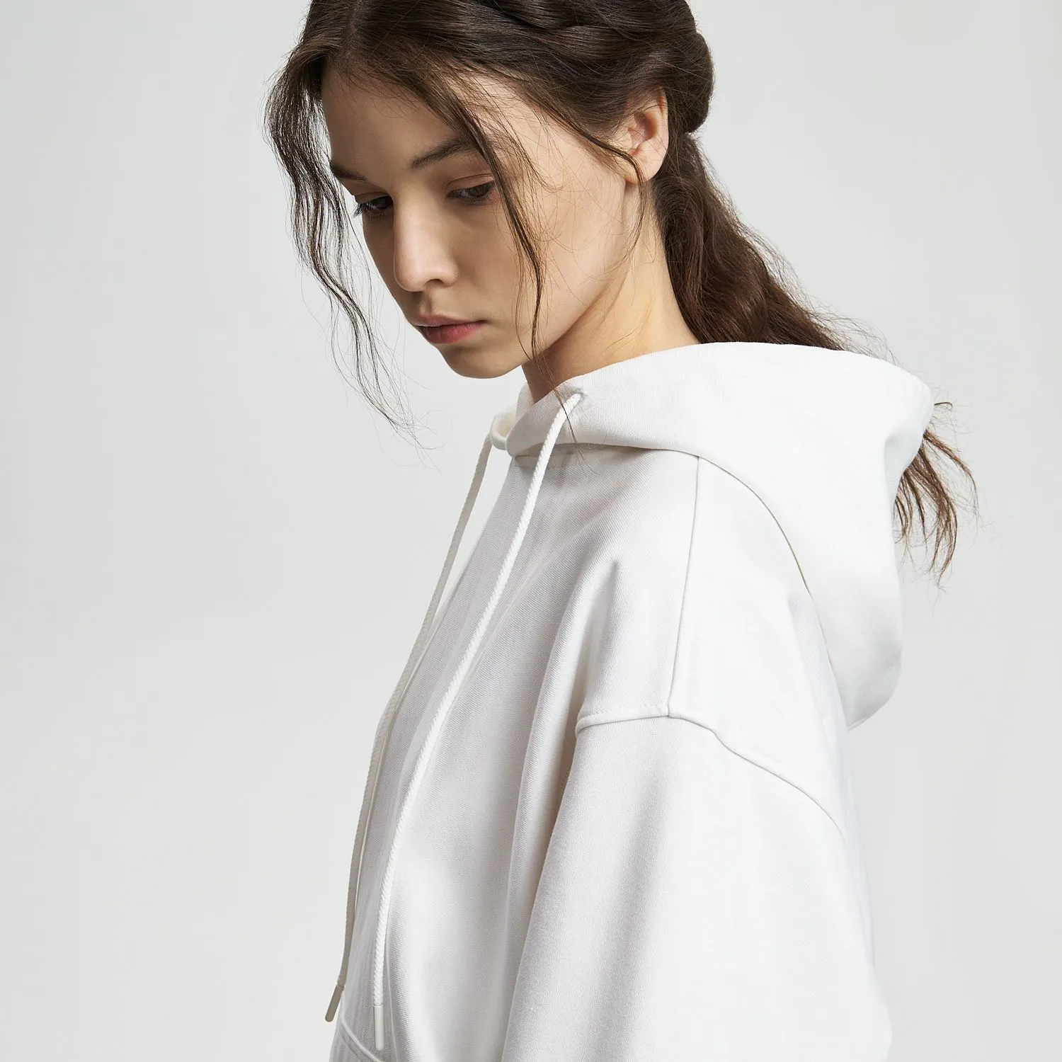 Худи релакс унисекс ADVENTURE, белый с логотипом компании. Цена 4 355 ₽. Артикул prtb23090.100