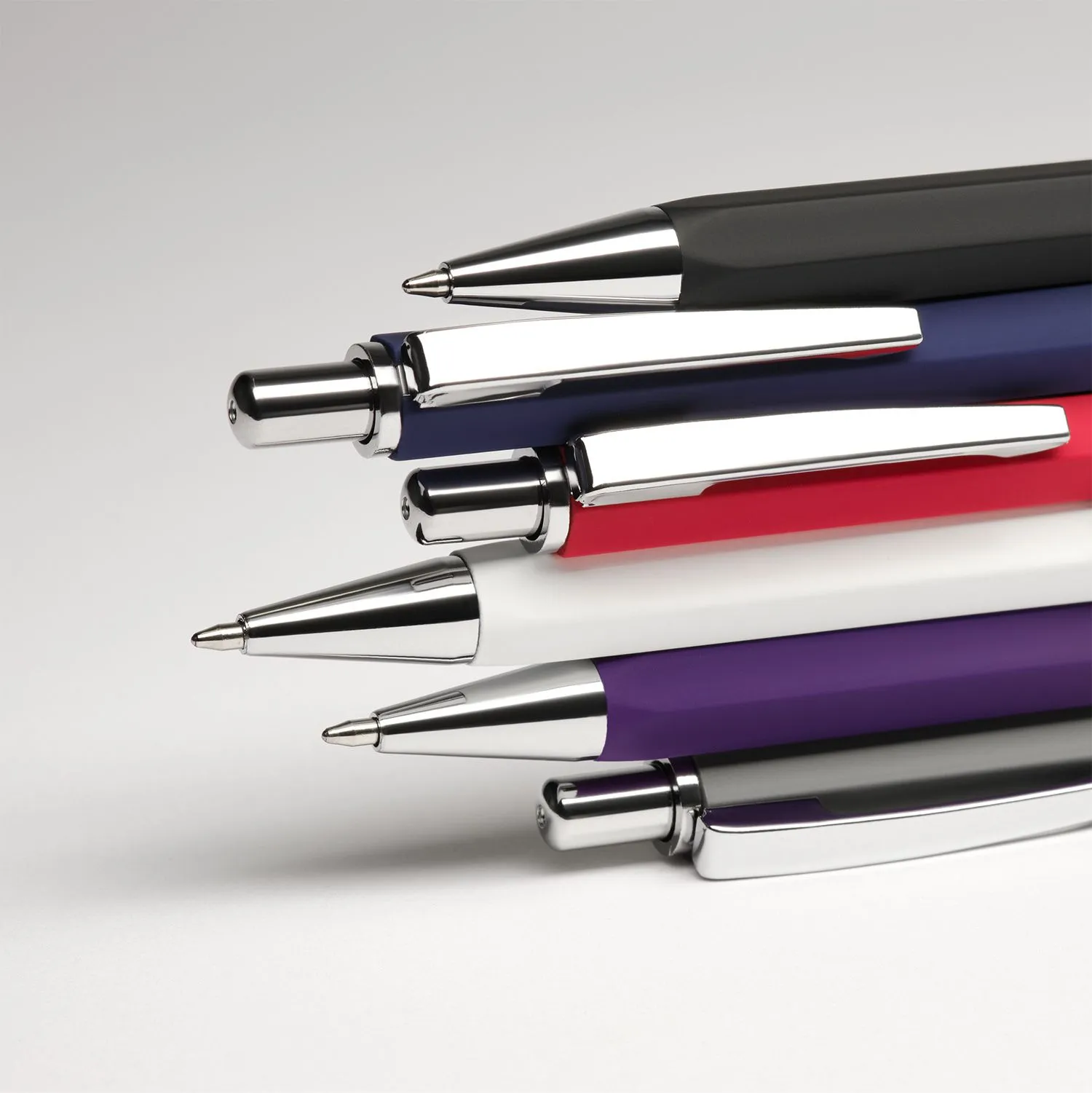 Шариковая ручка Urban, фиолетовая с логотипом компании. Цена 170 ₽. Артикул prtb210607.034.2