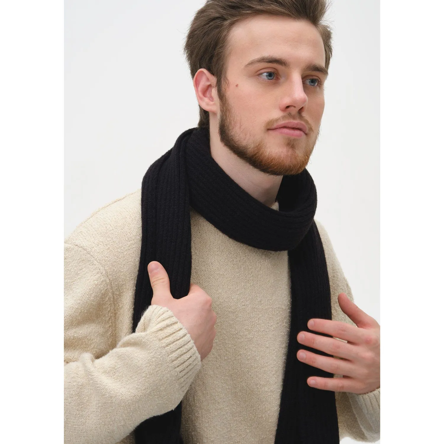 Шарф Forges вязаный, черный с логотипом компании. Цена 1 484 ₽. Артикул prtb20636.010