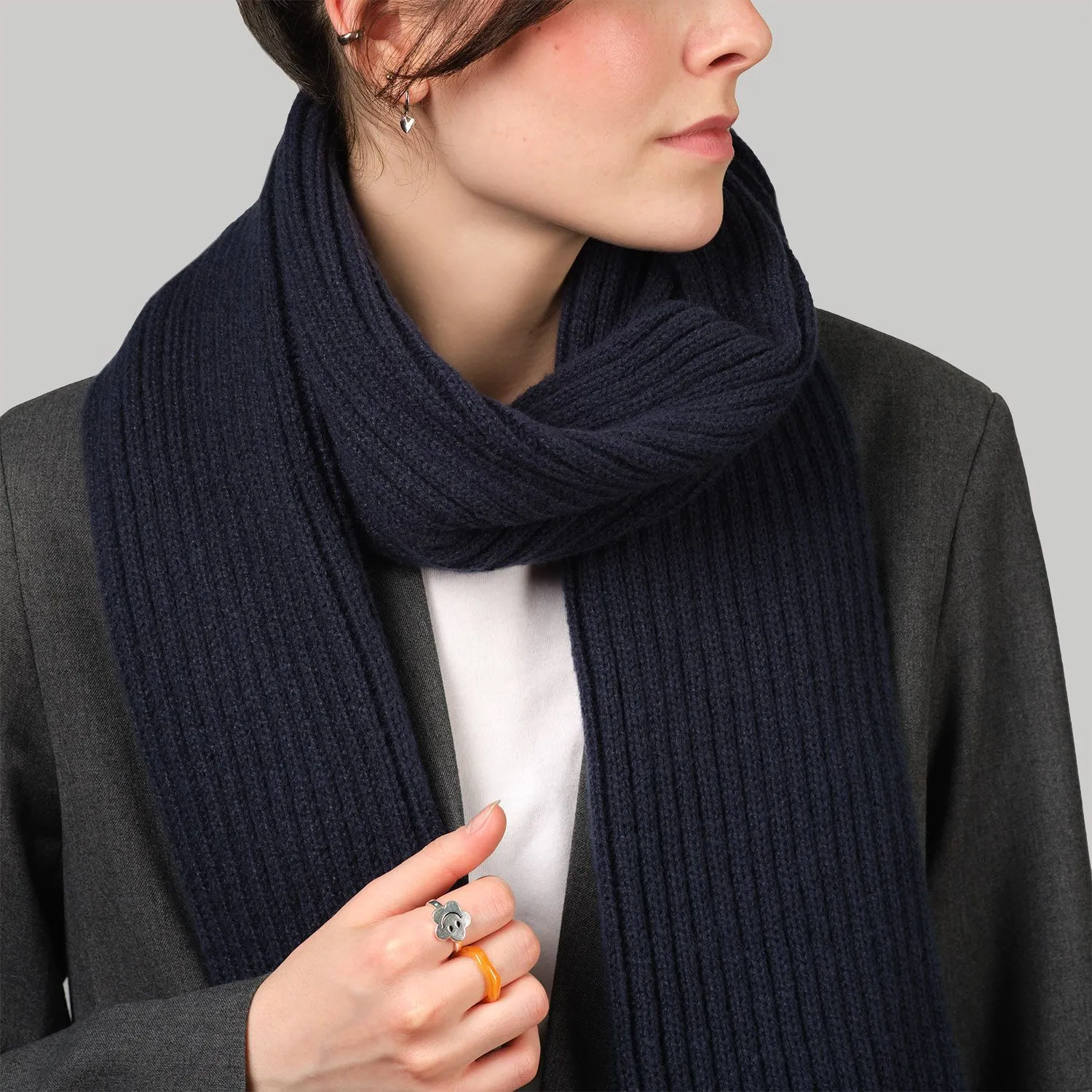 Шарф Forges вязаный, синий с логотипом компании. Цена 1 484 ₽. Артикул prtb20636.030