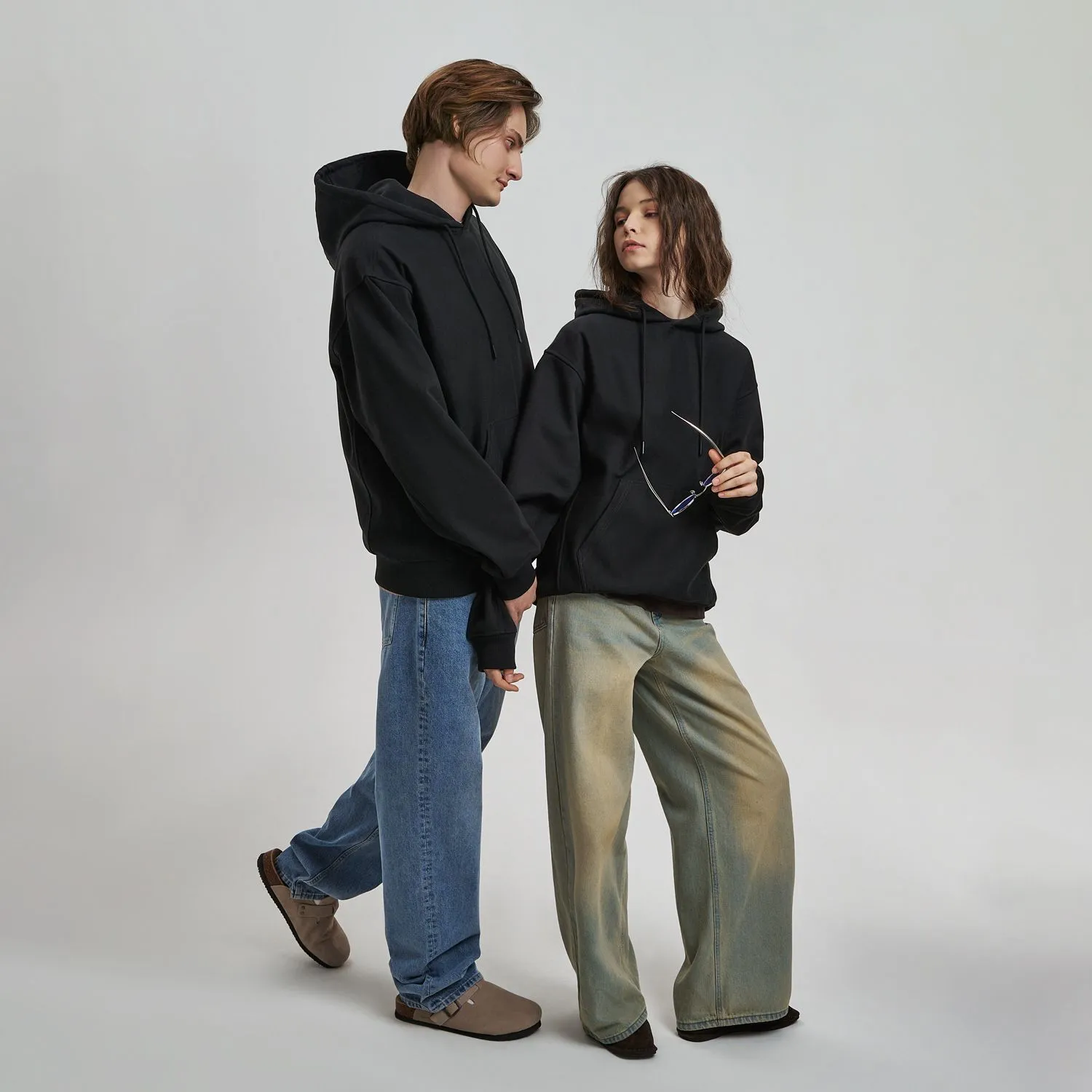 Худи релакс унисекс ADVENTURE, черный с логотипом компании. Цена 4 355 ₽. Артикул prtb23090.010