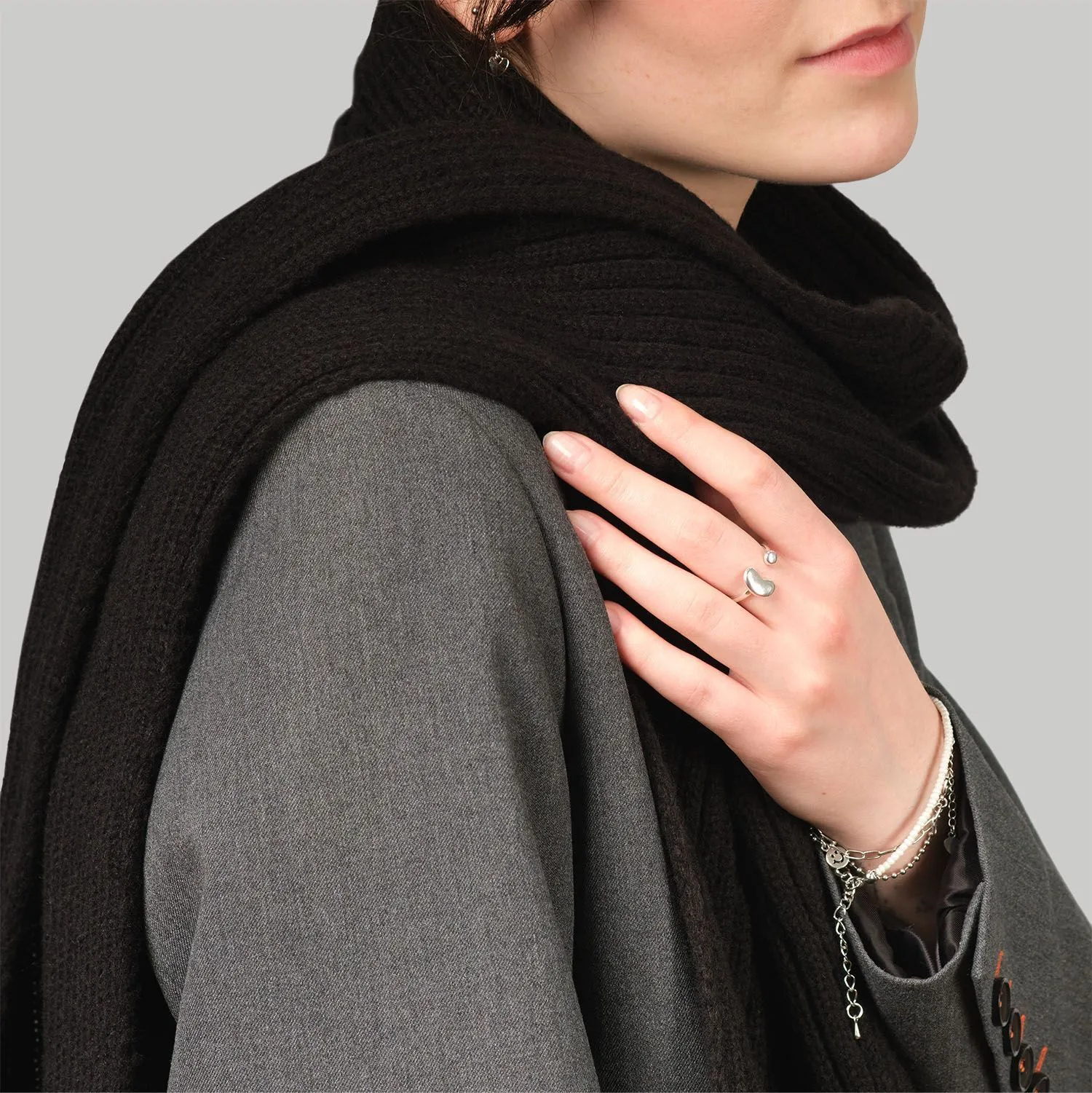 Шарф Forges вязаный, черный с логотипом компании. Цена 1 484 ₽. Артикул prtb20636.010