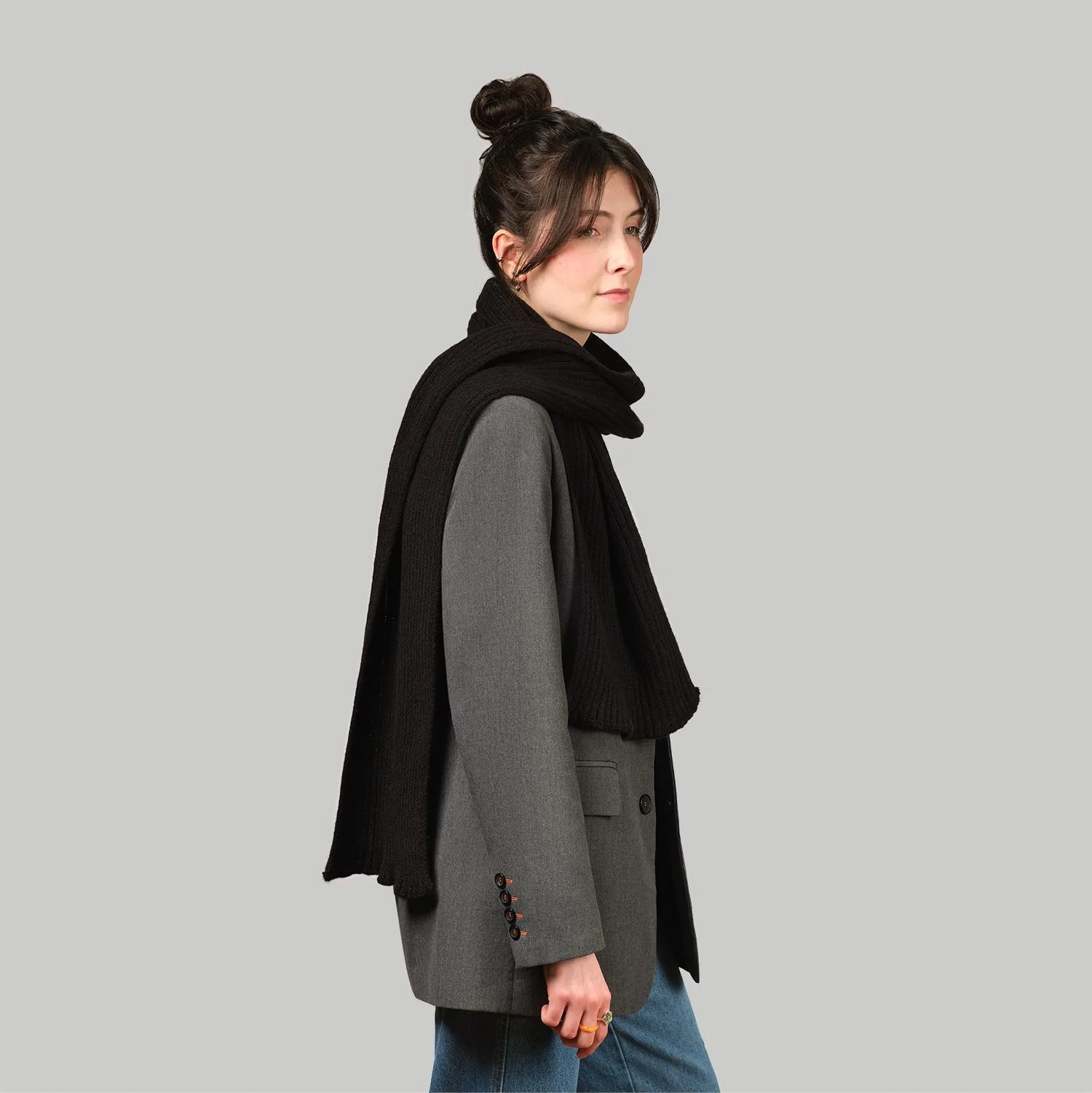 Шарф Forges вязаный, черный с логотипом компании. Цена 1 484 ₽. Артикул prtb20636.010