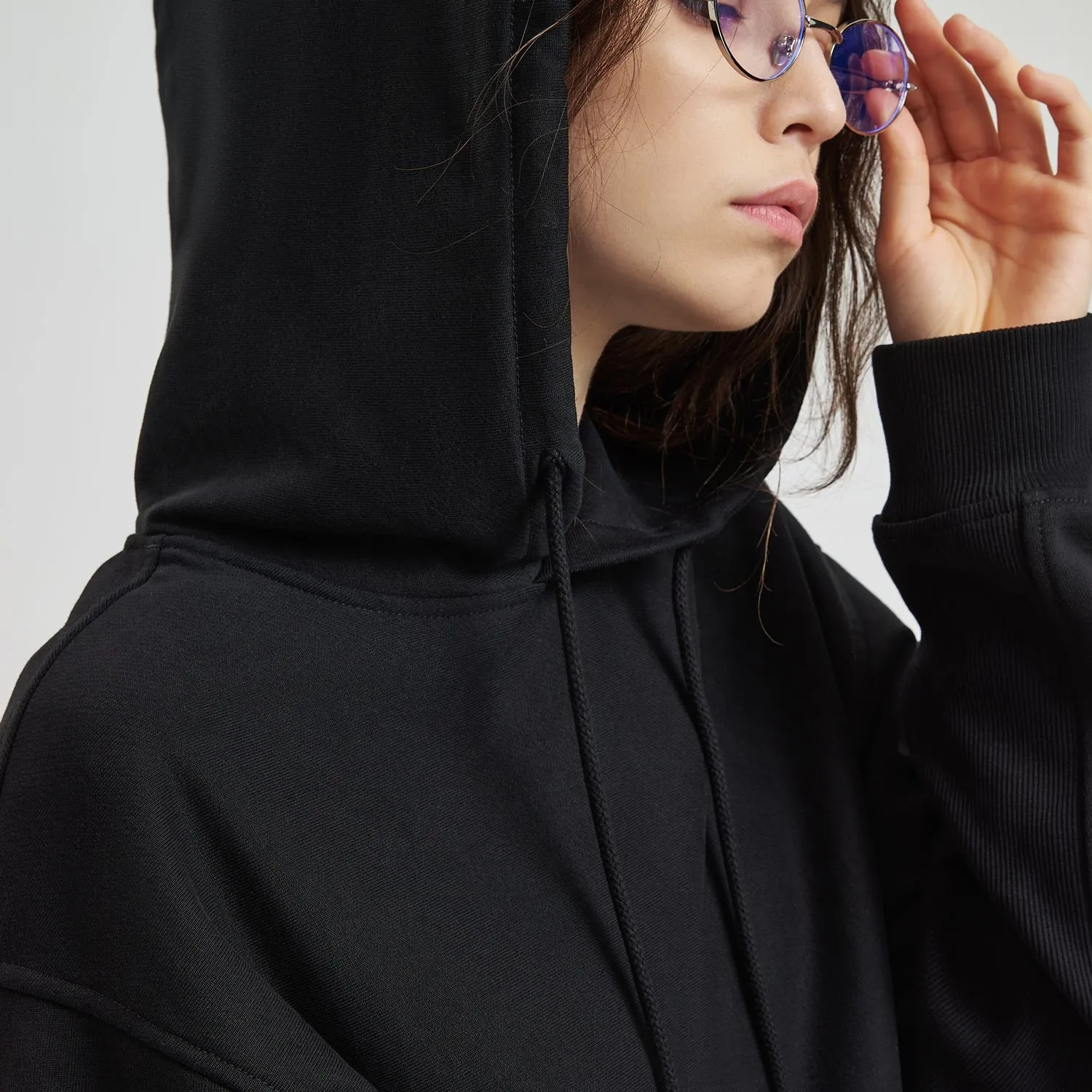 Худи релакс унисекс ADVENTURE, черный с логотипом компании. Цена 4 355 ₽. Артикул prtb23090.010