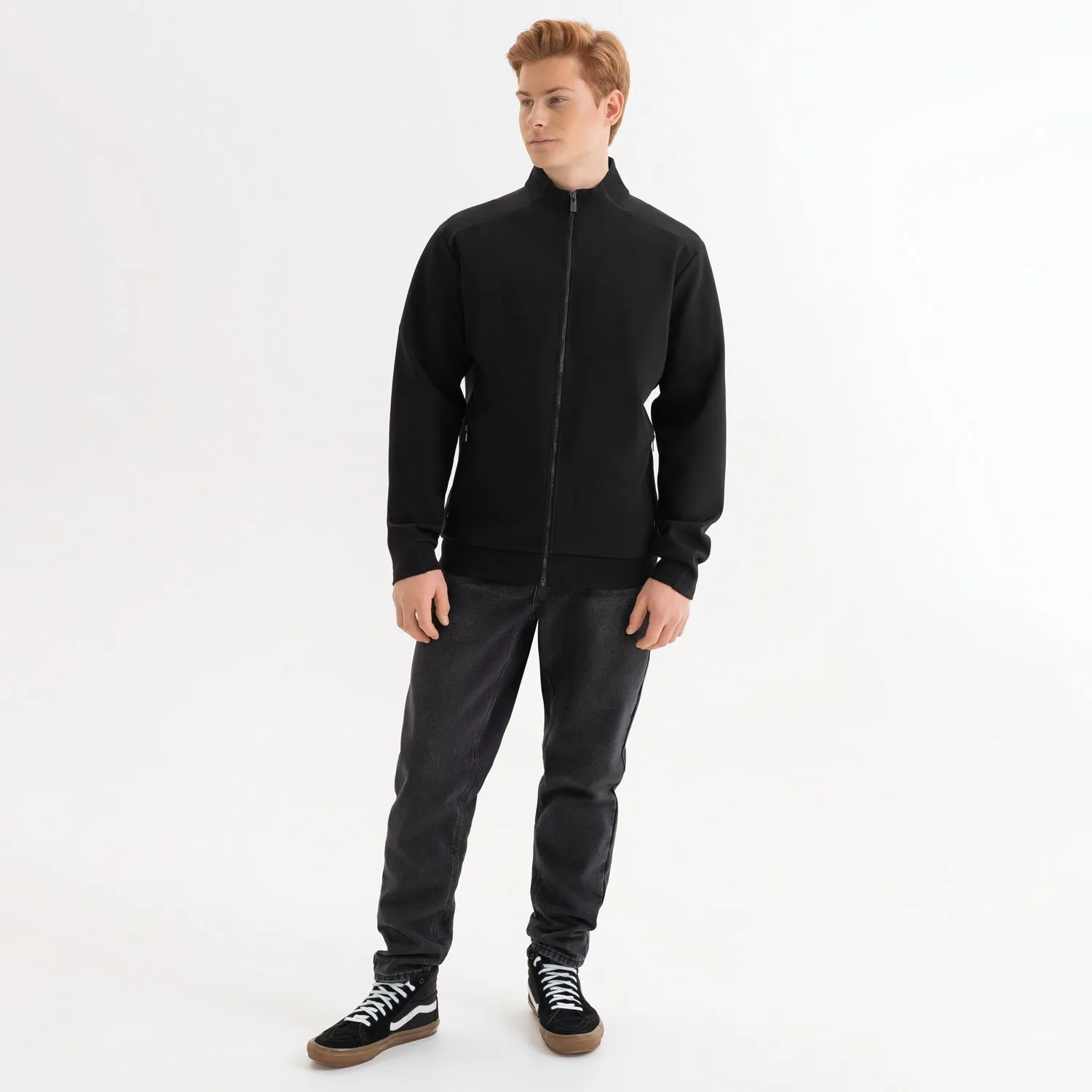 Толстовка на молнии ASTIN черная с логотипом компании. Цена 4 365 ₽. Артикул prtb23011.010