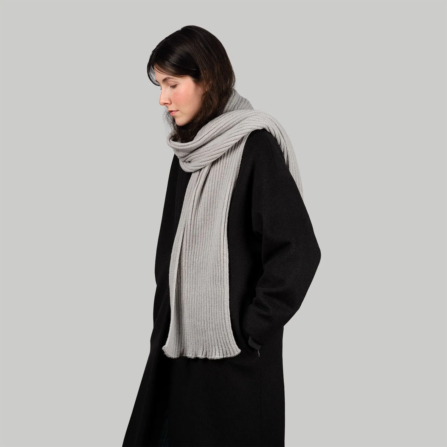 Шарф Forges вязаный, серый с логотипом компании. Цена 1 484 ₽. Артикул prtb20636.080