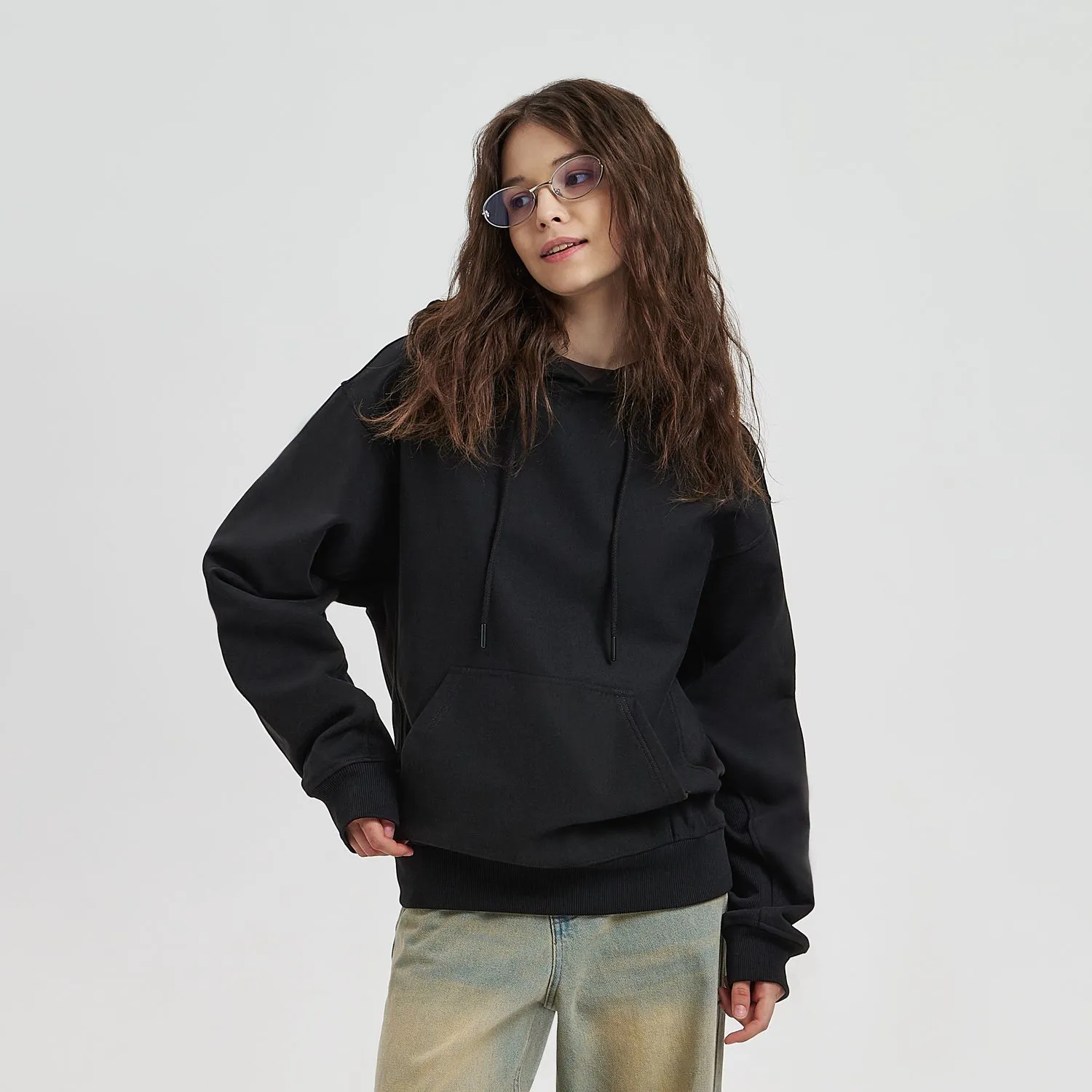 Худи релакс унисекс ADVENTURE, черный с логотипом компании. Цена 4 355 ₽. Артикул prtb23090.010