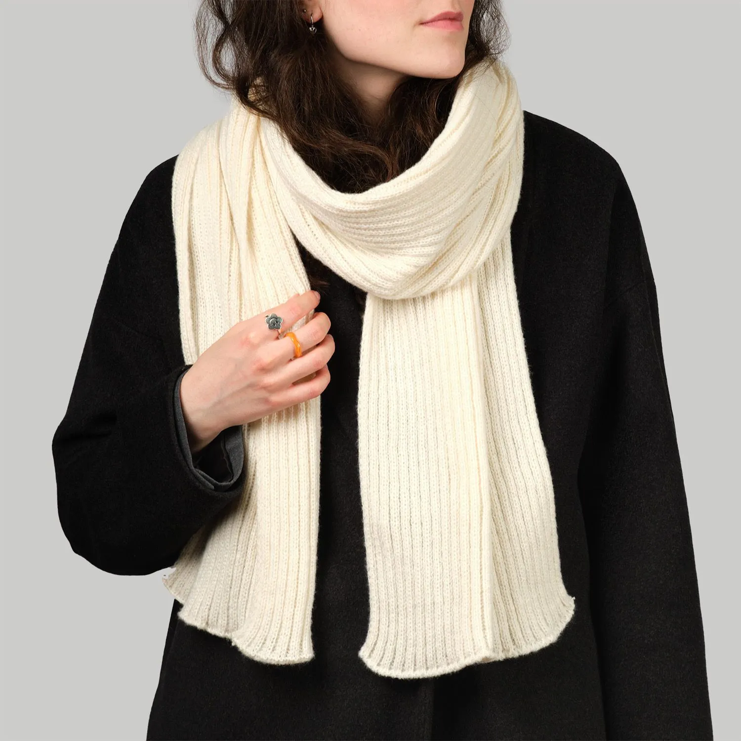 Шарф Forges вязаный, бежевый с логотипом компании. Цена 1 484 ₽. Артикул prtb20636.525