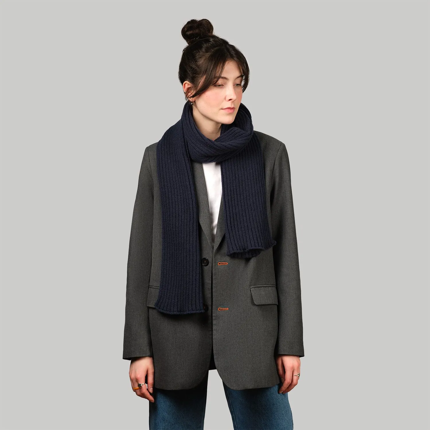 Шарф Forges вязаный, синий с логотипом компании. Цена 1 484 ₽. Артикул prtb20636.030