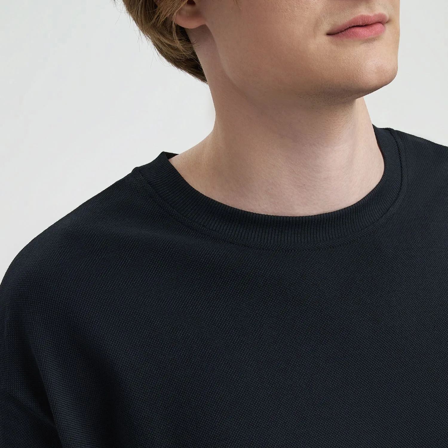 Футболка унисекс премиум AURA, черный с логотипом компании. Цена 1 154 ₽. Артикул prtb23056.010