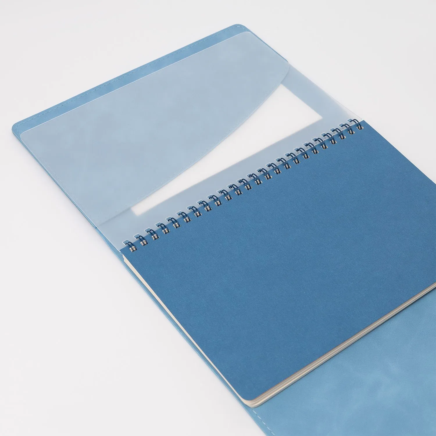 Ежедневник Magnet Centre недатированный, голубой с логотипом компании. Цена 3 422 ₽. Артикул prtb25_000013.240.1