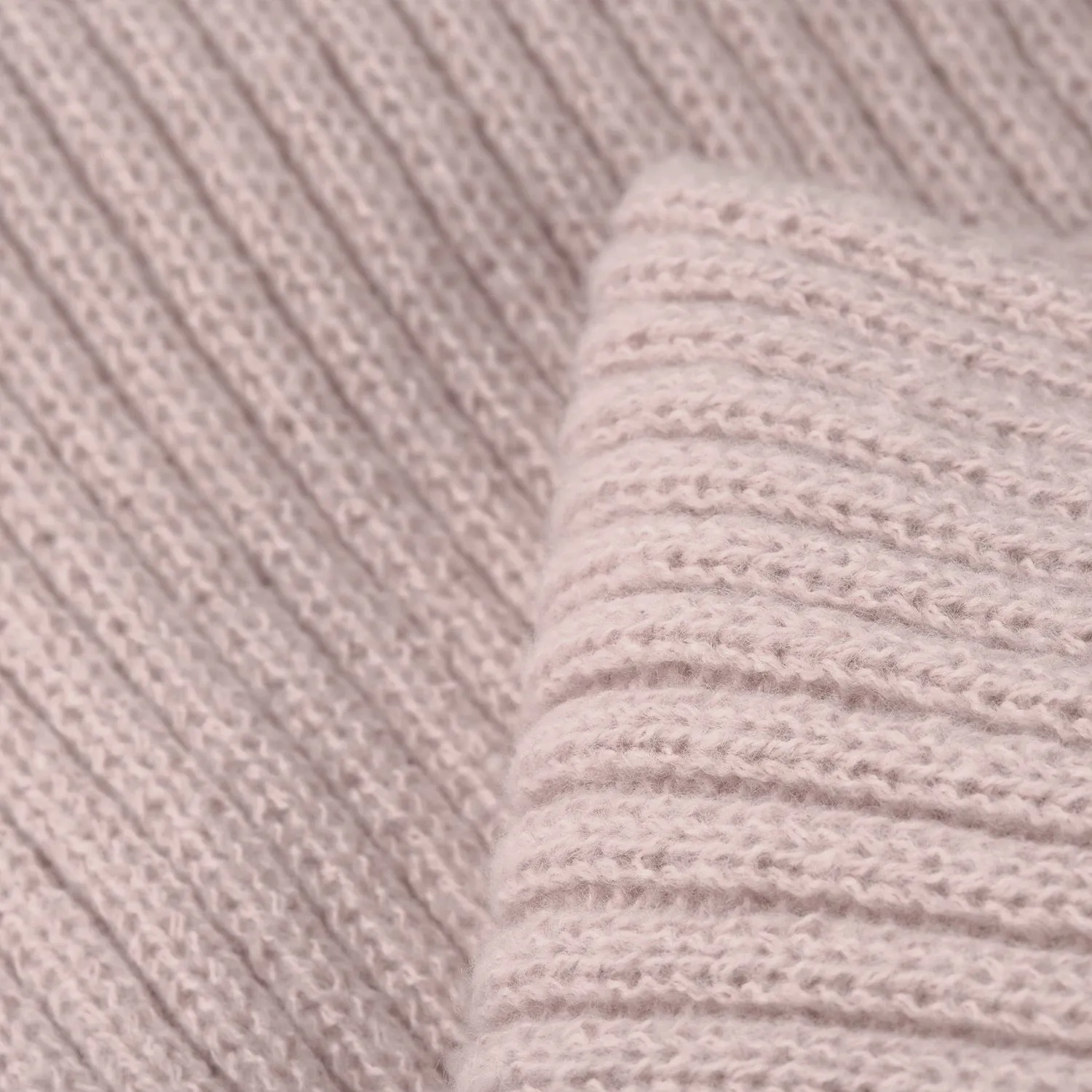 Шарф Forges вязаный, дымчато-розовый с логотипом компании. Цена 1 114 ₽. Артикул prtb20636.065