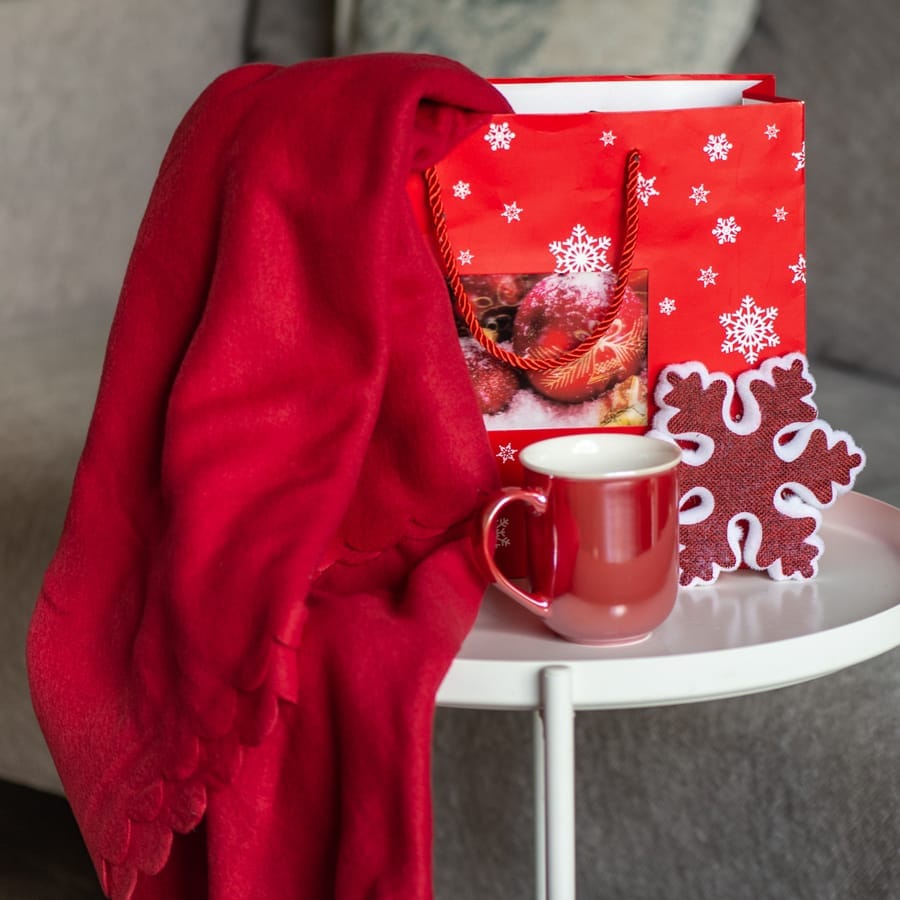 Набор подарочный СHRISTMASWARM: плед, кружка, снежинка в коробке для бизнеса