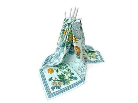 Платок «Мелодия хрусталя», голубой с логотипом компании. Цена 2 425 ₽. Артикул AROA94939