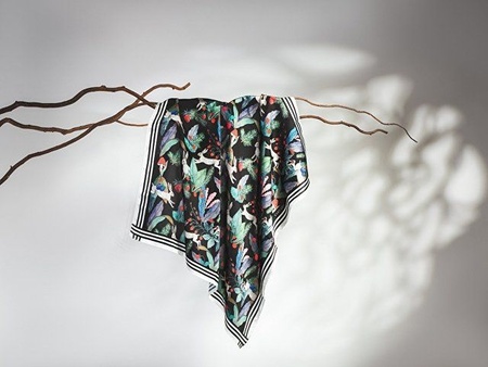 Платок «Зайцы». Varvara с логотипом компании. Цена 4 365 ₽. Артикул AROA90000