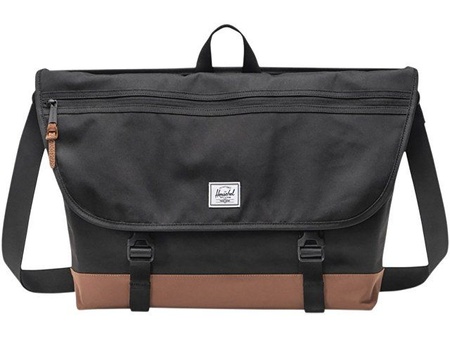 Сумка-мессенджер Herschel Cove из переработанного материала 22,5 л - сплошной черный с логотипом компании. Цена 22 370 ₽. Артикул AROA12075790