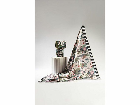 Платок «Фазаны». Varvara с логотипом компании. Цена 4 417 ₽. Артикул AROA90001