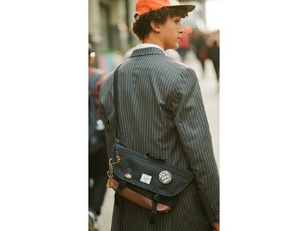 Сумка-мессенджер Herschel Cove из переработанного материала 22,5 л - сплошной черный с логотипом компании. Цена 22 370 ₽. Артикул AROA12075790