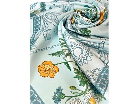 Платок «Мелодия хрусталя», голубой с логотипом компании. Цена 2 425 ₽. Артикул AROA94939