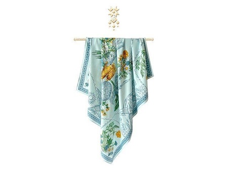 Платок «Мелодия хрусталя», голубой с логотипом компании. Цена 2 425 ₽. Артикул AROA94939