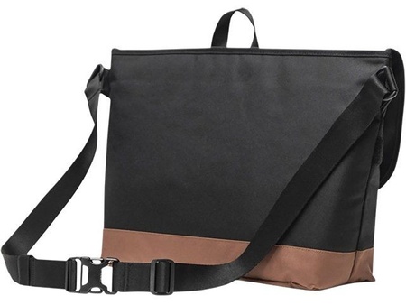 Сумка-мессенджер Herschel Cove из переработанного материала 22,5 л - сплошной черный с логотипом компании. Цена 22 370 ₽. Артикул AROA12075790