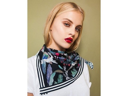 Платок «Зайцы». Varvara с логотипом компании. Цена 4 365 ₽. Артикул AROA90000