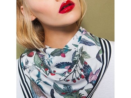 Платок «Фазаны». Varvara с логотипом компании. Цена 4 417 ₽. Артикул AROA90001